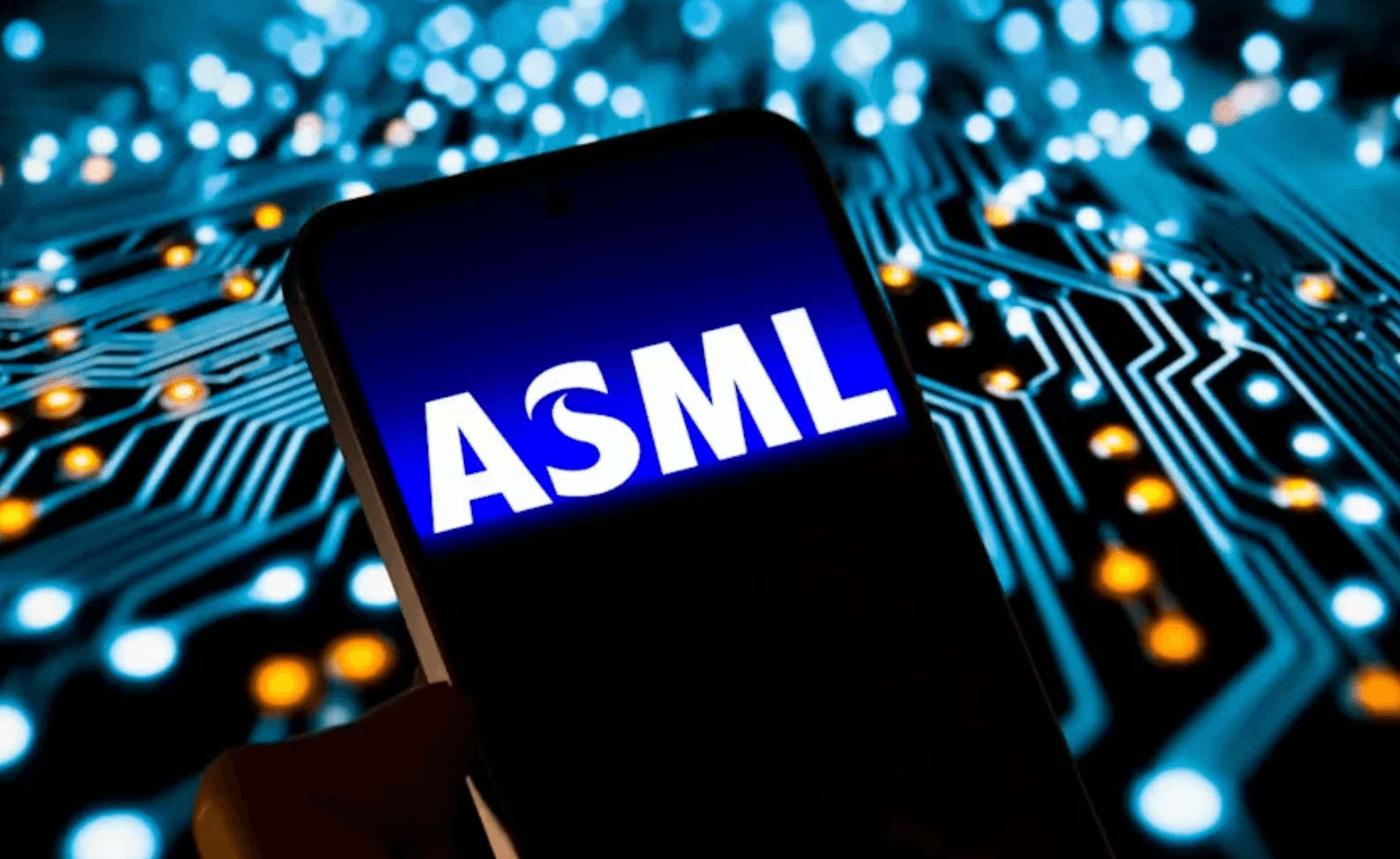 Las acciones de ASML caen pese a un tercer trimestre récord y mejores previsiones: ¿está ya descontado el auge de los equipos para chips de IA?