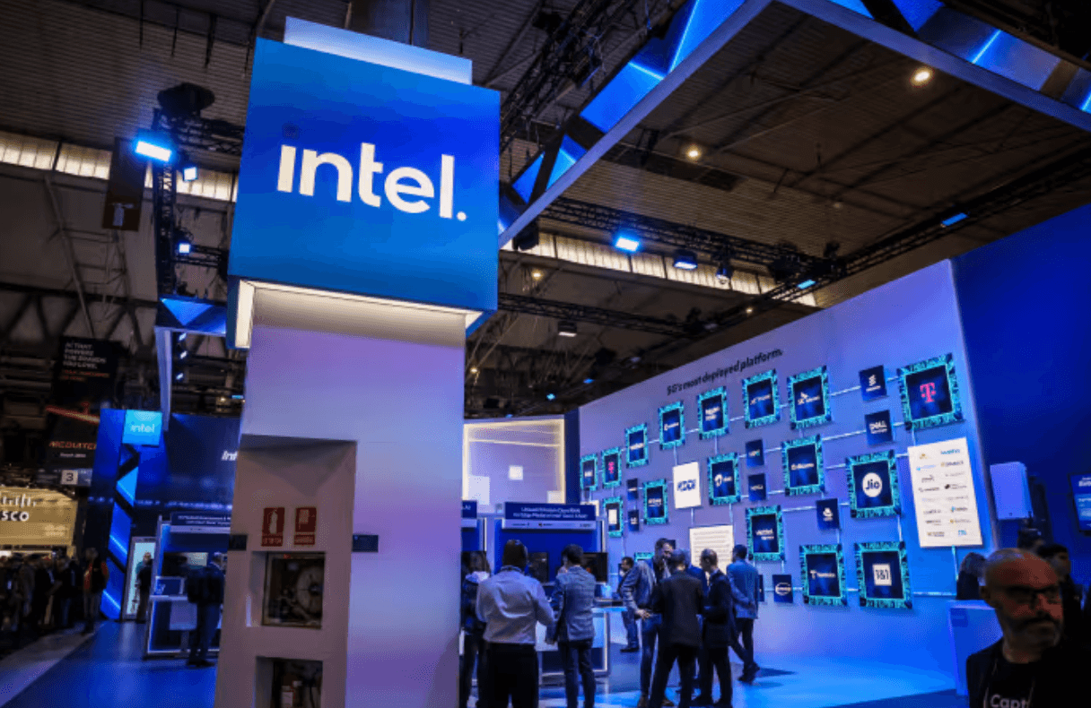 英特尔 (Intel) 股价预测 2026-2027:代工业务转型后 INTC 能否达到 150 美元?