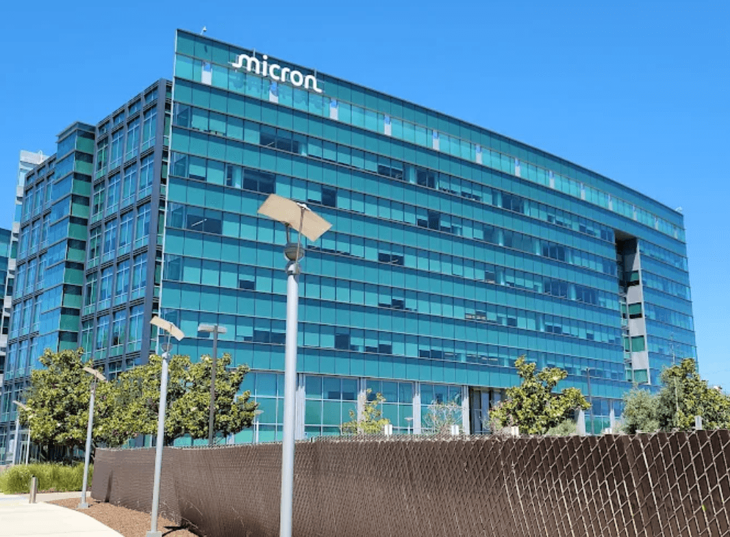 هل الوقت الحالي مناسب لشراء سهم Micron؟ وما الذي تخبرنا به صفقة Anthropic؟