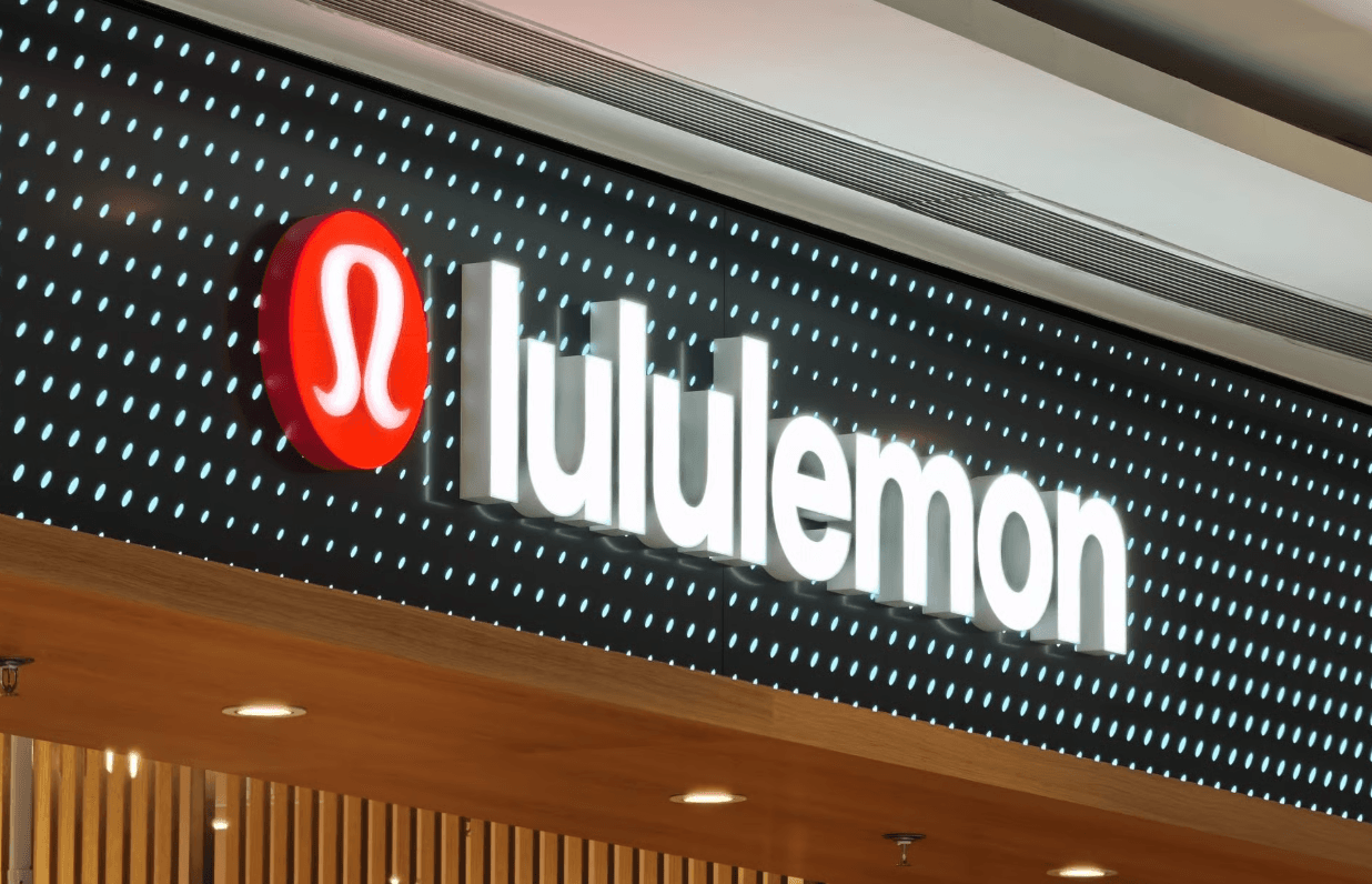 L’action Lululemon s’effondre à son plus bas niveau depuis 8 ans juste avant l’arrivée de sa nouvelle PDG