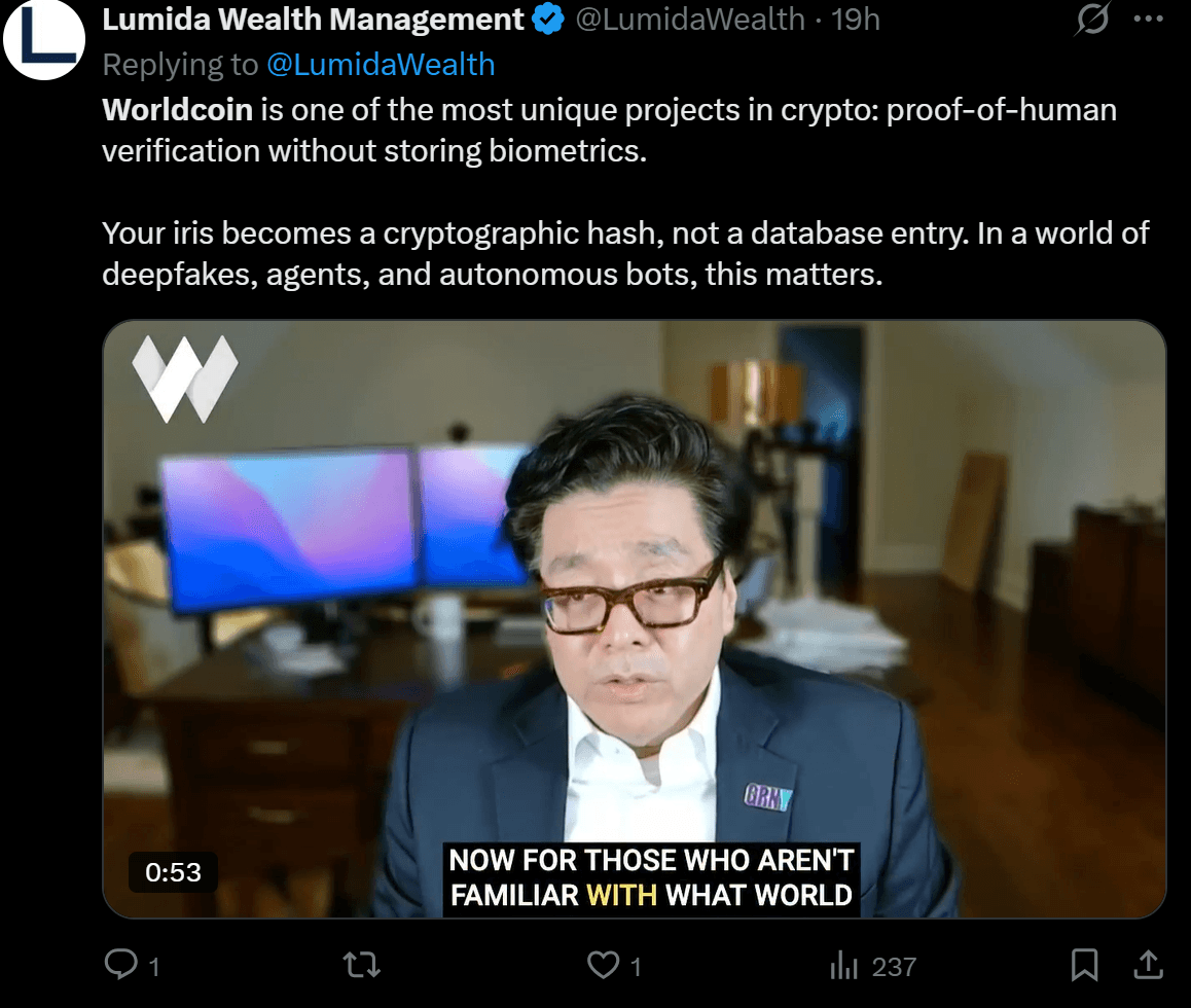 Tweet sobre Worldcoin: Verificación de prueba de humano sin almacenamiento biométrico. El video muestra a oradores frente a monitores, el tema son los hashes criptográficos de iris.