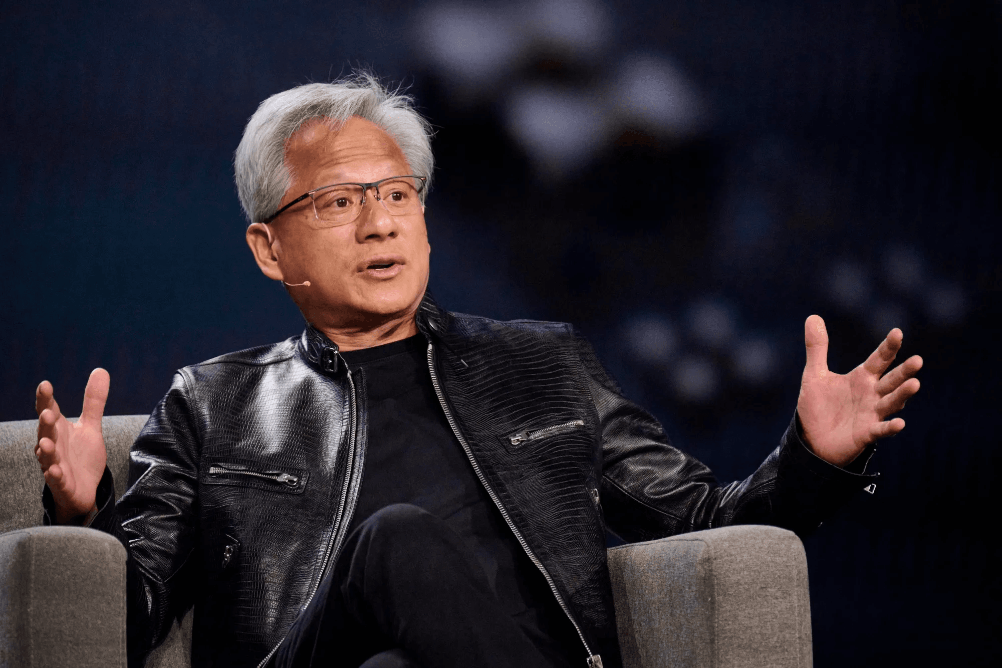 ジェンスン・フアンとは?Nvidia CEOの純資産、経歴、2026年のNVDA株分析。今、NVDA株は買いか?