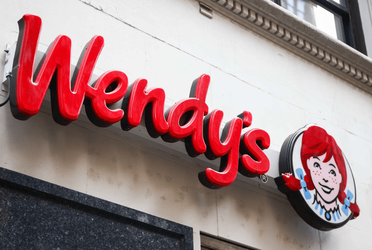 ماذا حدث لسهم Wendy's اليوم؟ لماذا يتحدث الجميع عن WEN